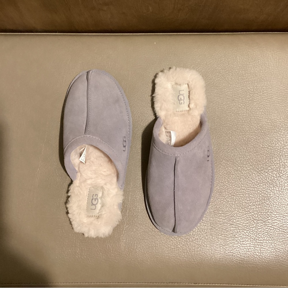 WOMANS UGG SLIPPERS